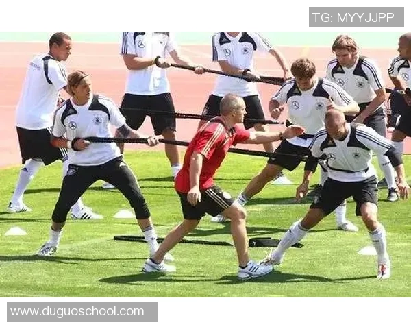 足球球星俱乐部训练揭秘：从技术提升到团队协作的全方位训练体系