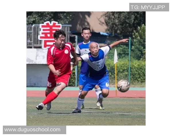 足球球星捡球瞬间的精彩背后：他们如何在赛场上展现独特的反应与敏捷